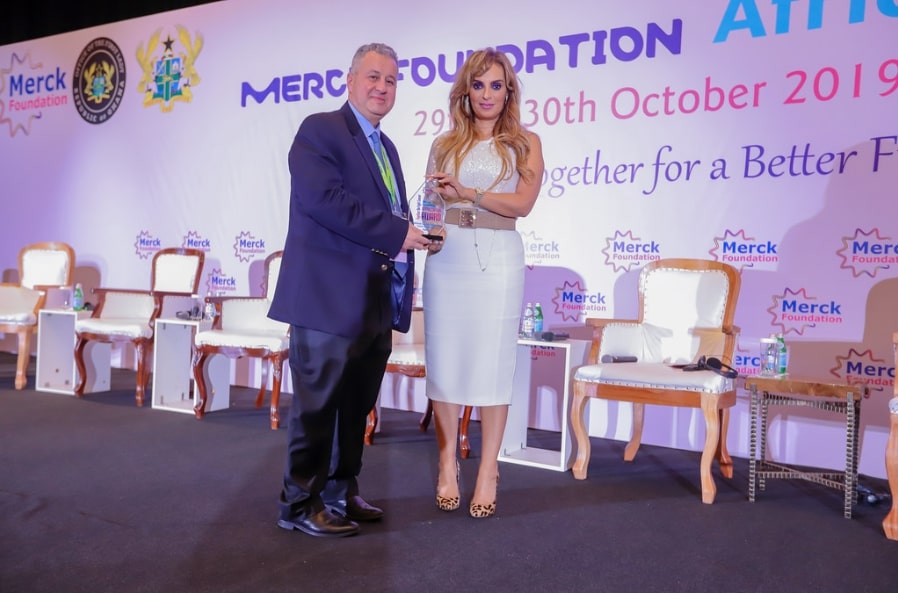 Dr. Rasha Kelej, CEO of Merck Foundation felicitating Prof. Tarek Khairy, Vice Dean of National Cancer Institute, Cairo University, Cairo during the Merck Africa Asia Luminary 2019