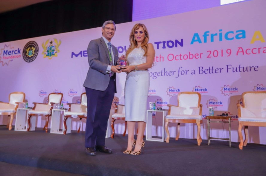 Dr. Rasha Kelej, CEO of Merck Foundation felicitating Prof. Siddhartha Laskar, Dy. Director- Academics & Professor of Department of Radiation Oncology at TATA Memorial Center, India with a Merck Foundation Appreciation Award
